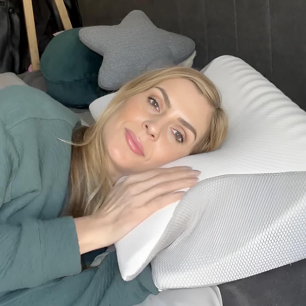 Woman resting on Naturaeon pillow